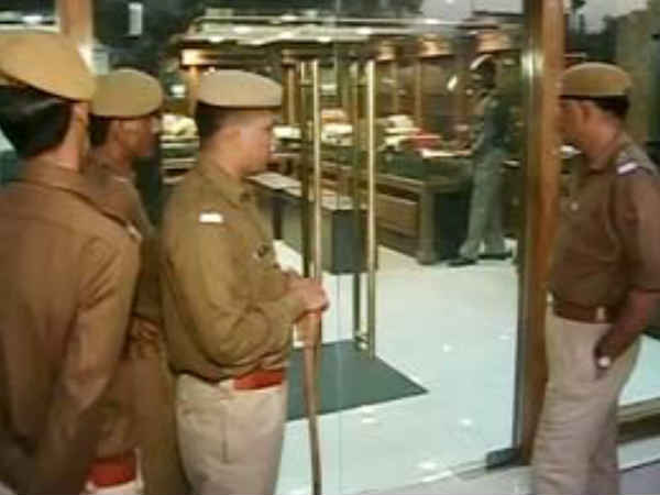 पुलिस भी है हैरान-परेशान