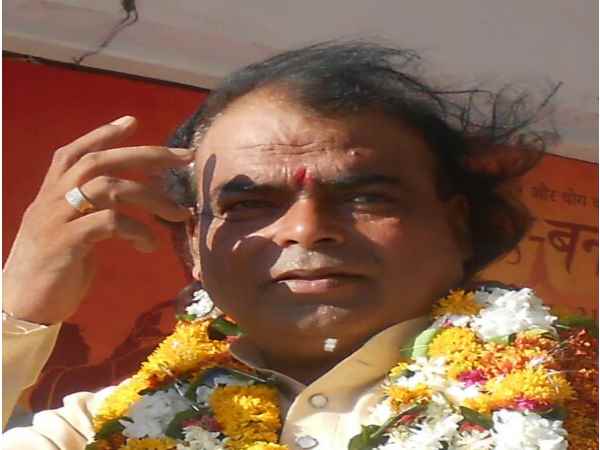 शीशे को लकड़ी का बुरादा बना देते हैं