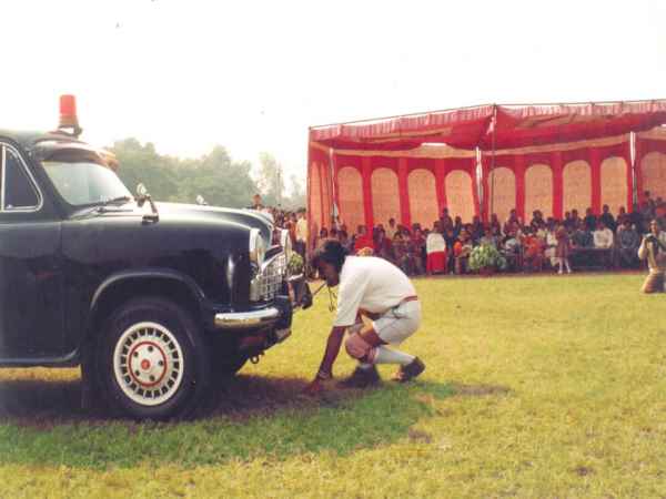 देते हैं रोजाना योग की ट्रेनिंग