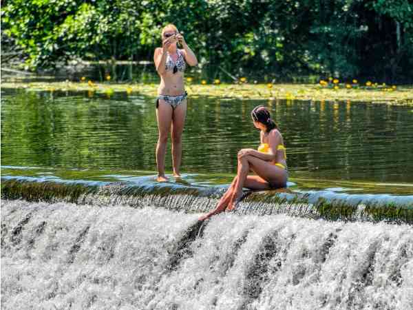 मस्ती भी कर रहे लोग