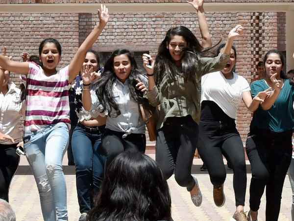 टॉपर को 100000 रुपये देने का ऐलान