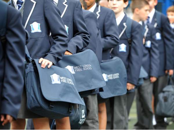 बच्चों को स्कूल से लौटाया