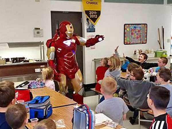 पुलिस स‍िक्‍योर‍िटी के अलावा लेते हैं बच्‍चों की क्‍लास 