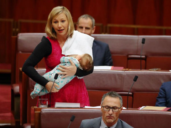  स्तनपान कराते हुए प्रस्ताव पेश किया