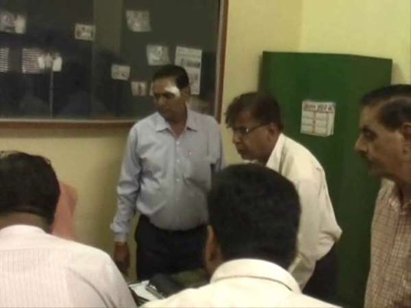 रुपयों पर पाउडर लगाकर भेजा रुपयों पर पाउडर लगाकर भेजा