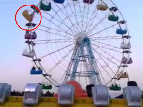  व्हील्स फंसने से अटक गया झूला