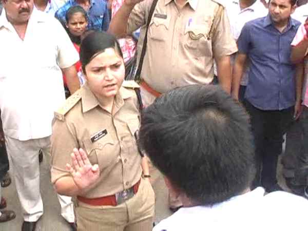 पुलिस थाने से छीनकर ले गए समर्थक पुलिस थाने से छीनकर ले गए समर्थक
