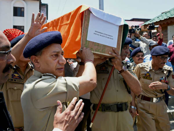आतंकी हमले में जान गंवाते पुलिसकर्मी 
