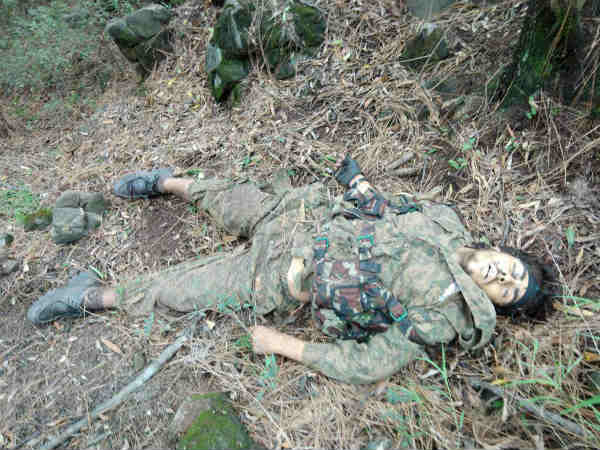 कमांडो के पास से मिले हथियार 