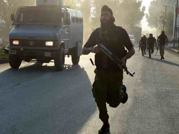 अंधेरे की वजह से सर्च ऑपरेशन में परेशानी अंधेरे की वजह से सर्च ऑपरेशन में परेशानी