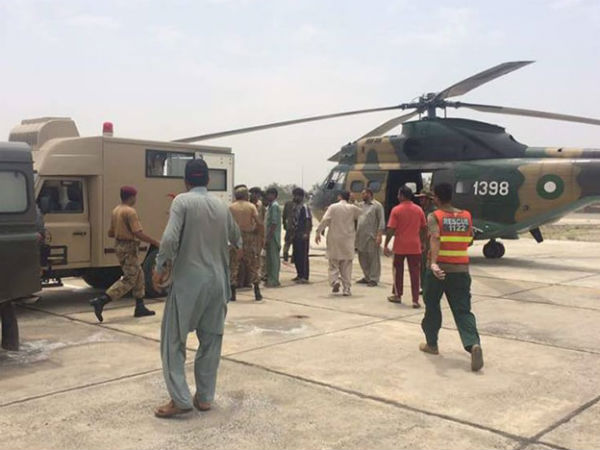 आर्मी के हेलीकॉप्टर राहत कार्य में जुटे ( सारी तस्वीरें डॉन के सौजन्य से) आर्मी के हेलीकॉप्टर राहत कार्य में जुटे ( सारी तस्वीरें डॉन के सौजन्य से)