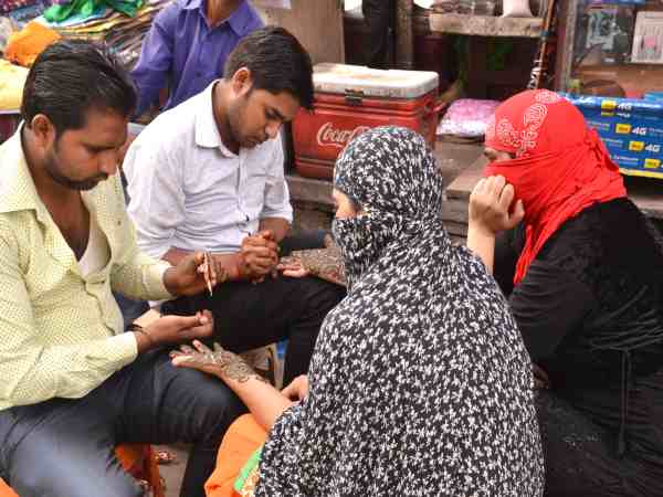 ब्यूटी पार्लर में भारी भीड़ ब्यूटी पार्लर में भारी भीड़