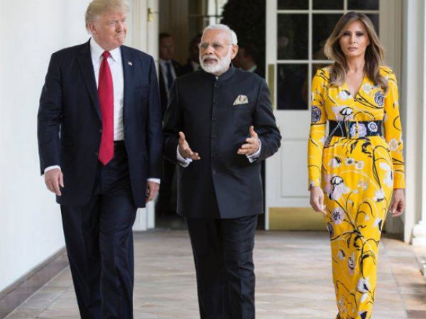 गाउन की कीमत करीब डेढ़ लाख रुपये 