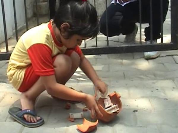 आईजी साब को रिश्वत देने लेकर गई गुल्लक