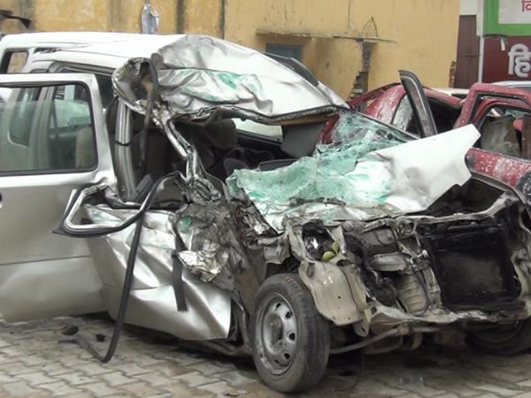 हादसे में कार के उड़े परखच्चे
