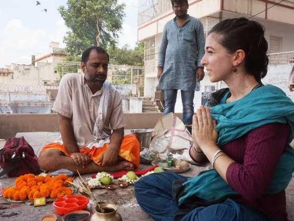 तुलसी घाट पर सारा ने कराया अनुष्ठान