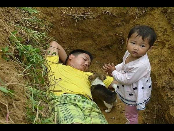 कब्र से परिचित करवाना चाहता है ये पिता कब्र से परिचित करवाना चाहता है ये पिता