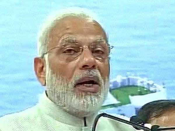 गाय के पैरों में कुचला बच्चा