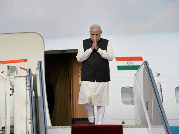33 घंटे गुजारे फ्लाइट में 