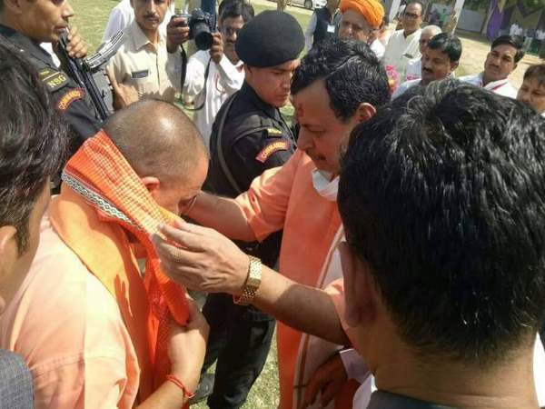 तरबूज कटने से पहले तस्वीरों में देखिए योगी का इलाहाबाद दौरा तरबूज कटने से पहले तस्वीरों में देखिए योगी का इलाहाबाद दौरा