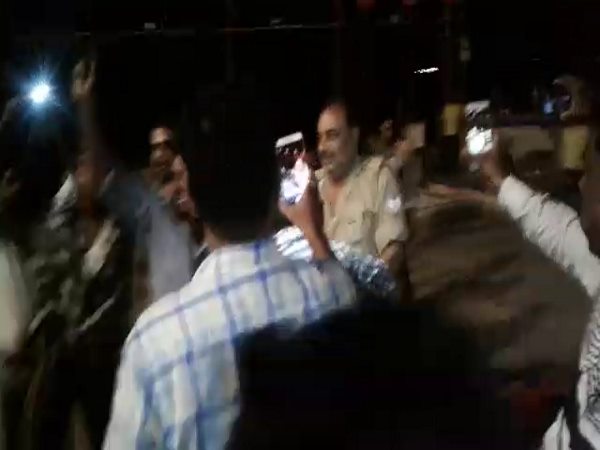 पुलिस कर रही आरोपी सिपाही को बचाने की कोशिश