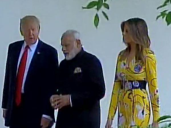 LIVE: डोनाल्ड ट्रंप से मिले पीएम मोदी, गर्मजोशी से हुआ स्वागत