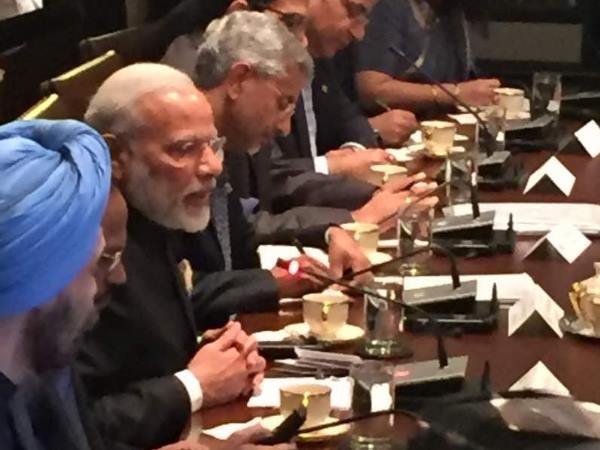 LIVE: डोनाल्ड ट्रंप से मिले पीएम मोदी, गर्मजोशी से हुआ स्वागत