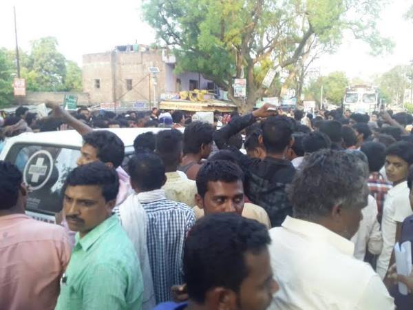 मौत पर फूंकी गई एक के बाद एक यूपी पुलिस की गाड़ियां