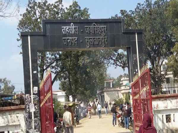 मौत पर फूंकी गई एक के बाद एक यूपी पुलिस की गाड़ियां