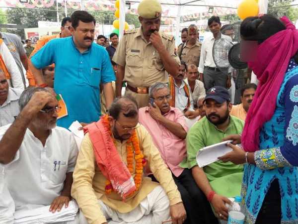 ABVP की छात्रा से छेड़छाड़ करने वाले को छुड़ा ले गए BJP वाले 