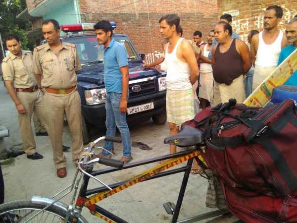 PICS: योगी के बंद किए मीट की कर रहा था होम डिलीवरी, किया गया गिरफ्तार