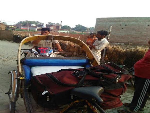 PICS: योगी के बंद किए मीट की कर रहा था होम डिलीवरी, किया गया गिरफ्तार