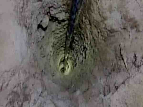 डेढ़ साल की बच्ची 40 फीट गहरे बोरवेल में गिरी, बचाव जारी