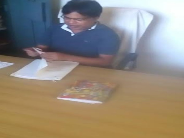 VIDEO: डीएम ने मोबाइल पर जैसे ही ये देखा किया बाबू को तुरंत सस्पेंड