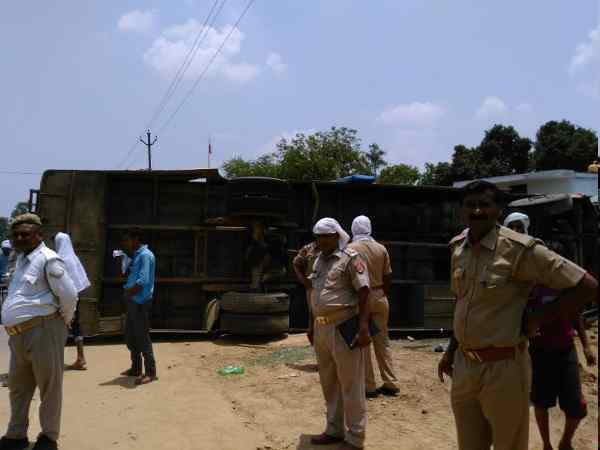 जय गुरुदेव के अनुयायियों से भरी बस पलटी, कई श्रद्धालु घायल