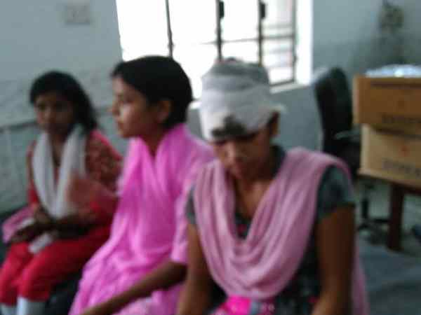 जय गुरुदेव के अनुयायियों से भरी बस पलटी, कई श्रद्धालु घायल