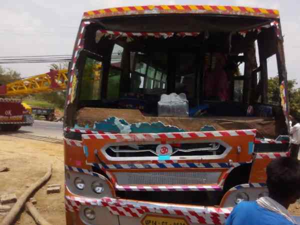 जय गुरुदेव के अनुयायियों से भरी बस पलटी, कई श्रद्धालु घायल