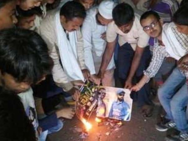 धरे के धरे रह गए पटाखे तो मौलाना साहब ने फोड़े TV