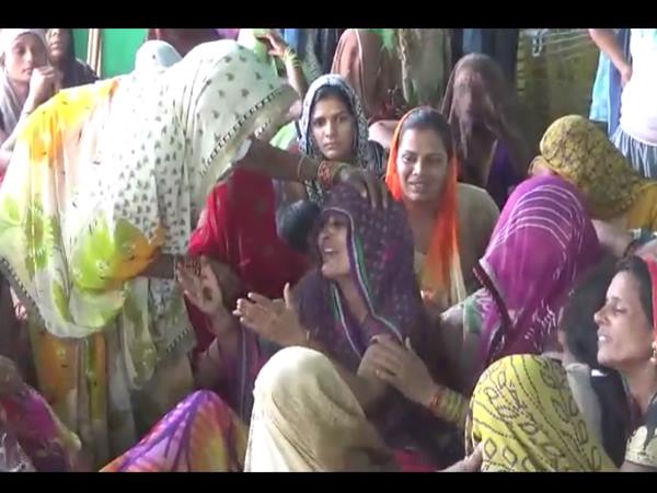 VIDEO: शहीद पापा के लिए बेटी का रो-रोकर बुरा हाल, पत्नी भी बेसुध