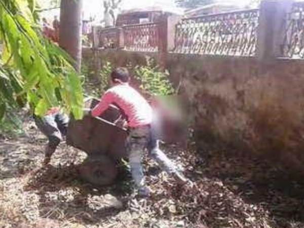 पटना। बिहार का स्वास्थ्य विभाग अपनी लापरवाही और कारनामों के चलते हमेशा चर्चा में बना रहता है। विभाग के द्वारा एक पर एक ऐसे कारनामे किए जाते हैं जिससे मानवता शर्मसार हो जाती है तो दूसरी तरफ बिहार स्वास्थ्य विभाग पर भी कई तरह के सवाल खड़े हो जाते हैं। ताजा मामला बिहार के मुजफ्फरपुर जिले में सामने आया है जहां महिला की मौत के बाद अस्पताल कर्मचारियों ने उसकी लाश के साथ अमानवीय व्यवहार किया। कचरा उठाने वाली ट्रॉली में शव रखकर ले जाया गया। ये नजारा मुजफ्फरपुर के सबसे बड़े अस्पताल एसकेएमसीएच में देखने को मिला। जहां मौत के बाद महिला को अंतिम संस्कार से पहले उसका हक भी नसीब नहीं हुआ। जानकारी के मुताबिक बीते दिनों ये महिला बीमारी से ग्रसित एसकेएमसीएच अस्पताल पहुंची थी लेकिन साथ कोई तिमारदार न होने के चलते डॉक्टरों ने महिला के इलाज पर कोई ध्यान नहीं दिया। बीमार महिला अस्पताल के बाहर पार्क में पिछले कई दिनों से बैठी रही और आखिरकार उसकी मौत हो गई। जब माली पार्क को साफ करने पहुंचा तो महिला की लाश देख अस्पताल प्रशासन को सूचित किया गया लेकिन अस्पताल प्रशासन के द्वारा ना तो उसका पोस्टमॉर्टम किया गया और ना ही अंतिम संस्कार की कोई प्रक्रिया हुई। हद तो तब हो गई जब अस्पताल में काम करने वाले सफाईकर्मी वहां पहुंचे और बुजुर्ग महिला की लाश को कचरे की ट्रॉली में उठाकर ले गए। वहीं जिस पार्क में महिला की मौत हुई थी उस पार्क के माली का कहना था कि हमने इसकी सूचना अस्पताल प्रशासन को दी थी लेकिन उनके द्वारा कोई भी ध्यान नहीं दिया गया। वहीं जब मामले की जानकारी जिला अधिकारी धर्मेंद्र सिंह को हुई तो उन्होंने इस पर जांच का आदेश दिया। फिर डीसीएलआर, एसकेएमसीएच पहुंचे जहां उन्होंने अस्पताल अधीक्षक, डॉक्टर डीके ठाकुर से बातचीत करते हुए अविलंब मामले की जांच पड़ताल कर दोषियों के खिलाफ कार्रवाई की बात कही।