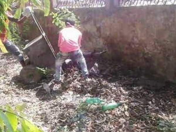 पटना। बिहार का स्वास्थ्य विभाग अपनी लापरवाही और कारनामों के चलते हमेशा चर्चा में बना रहता है। विभाग के द्वारा एक पर एक ऐसे कारनामे किए जाते हैं जिससे मानवता शर्मसार हो जाती है तो दूसरी तरफ बिहार स्वास्थ्य विभाग पर भी कई तरह के सवाल खड़े हो जाते हैं। ताजा मामला बिहार के मुजफ्फरपुर जिले में सामने आया है जहां महिला की मौत के बाद अस्पताल कर्मचारियों ने उसकी लाश के साथ अमानवीय व्यवहार किया। कचरा उठाने वाली ट्रॉली में शव रखकर ले जाया गया। ये नजारा मुजफ्फरपुर के सबसे बड़े अस्पताल एसकेएमसीएच में देखने को मिला। जहां मौत के बाद महिला को अंतिम संस्कार से पहले उसका हक भी नसीब नहीं हुआ। जानकारी के मुताबिक बीते दिनों ये महिला बीमारी से ग्रसित एसकेएमसीएच अस्पताल पहुंची थी लेकिन साथ कोई तिमारदार न होने के चलते डॉक्टरों ने महिला के इलाज पर कोई ध्यान नहीं दिया। बीमार महिला अस्पताल के बाहर पार्क में पिछले कई दिनों से बैठी रही और आखिरकार उसकी मौत हो गई। जब माली पार्क को साफ करने पहुंचा तो महिला की लाश देख अस्पताल प्रशासन को सूचित किया गया लेकिन अस्पताल प्रशासन के द्वारा ना तो उसका पोस्टमॉर्टम किया गया और ना ही अंतिम संस्कार की कोई प्रक्रिया हुई। हद तो तब हो गई जब अस्पताल में काम करने वाले सफाईकर्मी वहां पहुंचे और बुजुर्ग महिला की लाश को कचरे की ट्रॉली में उठाकर ले गए। वहीं जिस पार्क में महिला की मौत हुई थी उस पार्क के माली का कहना था कि हमने इसकी सूचना अस्पताल प्रशासन को दी थी लेकिन उनके द्वारा कोई भी ध्यान नहीं दिया गया। वहीं जब मामले की जानकारी जिला अधिकारी धर्मेंद्र सिंह को हुई तो उन्होंने इस पर जांच का आदेश दिया। फिर डीसीएलआर, एसकेएमसीएच पहुंचे जहां उन्होंने अस्पताल अधीक्षक, डॉक्टर डीके ठाकुर से बातचीत करते हुए अविलंब मामले की जांच पड़ताल कर दोषियों के खिलाफ कार्रवाई की बात कही।