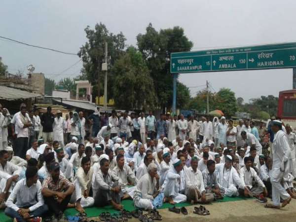 समाज के इस वर्ग ने किया योग का बहिष्कार, सड़क पर लगाया जाम