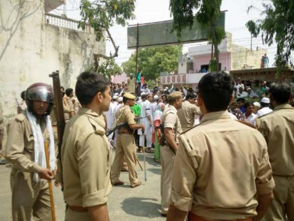 PICS: मेरठ के एक समलैंगिक मामले में हत्या बना ईद की नमाज के बाद बवाल की वजह