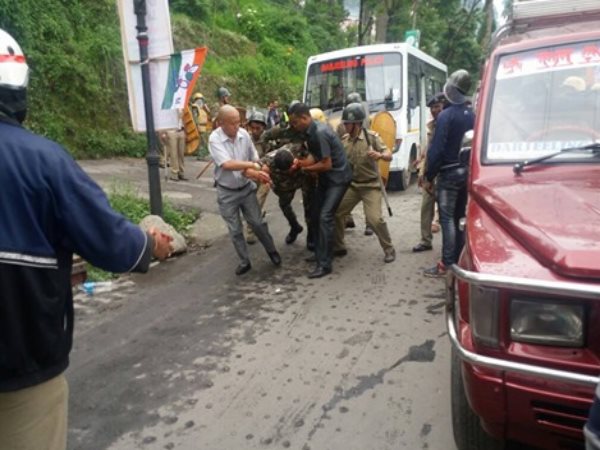  बंगाली भाषा पर तकरार, ममता सरकार के खिलाफ विरोध मार्च
