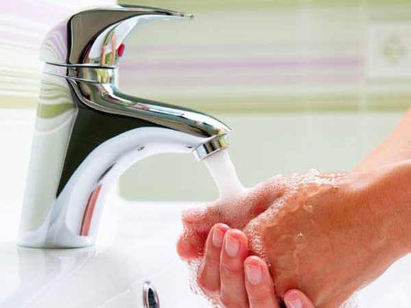 गरम पानी से हाथ धोने से जल्द पनपते हैं कीटाणु गरम पानी से हाथ धोने से जल्द पनपते हैं कीटाणु