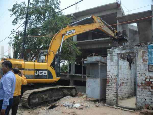बेटे की अर्जी नहीं आई काम, LDA ने गायत्री प्रजापति की अवैध बिल्डिंग गिराई