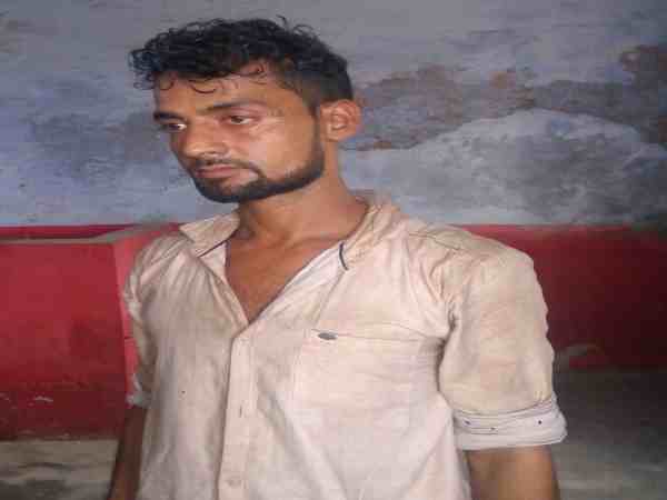 गौकशी तस्करों ने पुलिस पर ट्रक चढ़ाने की कोशिश की, पुलिस ने फिल्मी अंदाज में रोका गौकशी तस्करों ने पुलिस पर ट्रक चढ़ाने की कोशिश की, पुलिस ने फिल्मी अंदाज में रोका