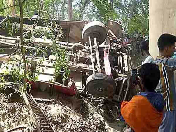 जौनपुर में बड़ा हादसाः 40 यात्रियों से भरी बस नदी में गिरी, 8 की मौत