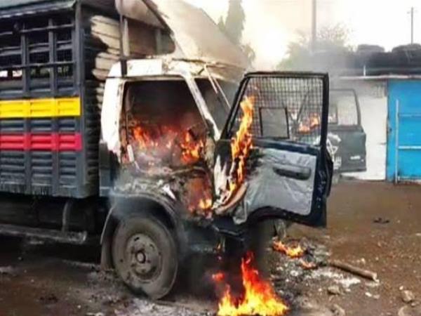 जमीन अधिग्रहण पर कल्याण में किसान 'आग' बबूला, पुलिस की जलाई 6 गाड़ियां जमीन अधिग्रहण पर कल्याण में किसान 'आग' बबूला, पुलिस की जलाई 6 गाड़ियां