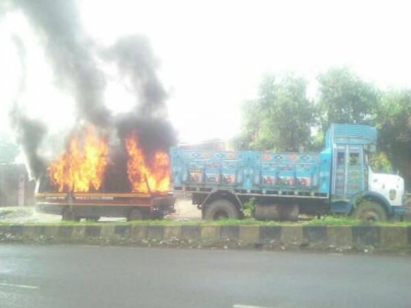 जमीन अधिग्रहण पर कल्याण में किसान 'आग' बबूला, पुलिस की जलाई 6 गाड़ियां जमीन अधिग्रहण पर कल्याण में किसान 'आग' बबूला, पुलिस की जलाई 6 गाड़ियां